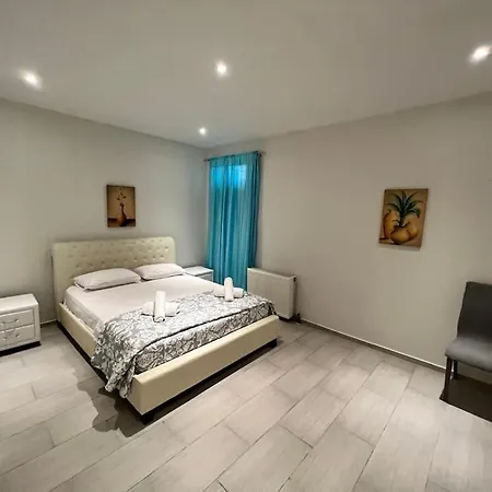 Efis & Michaelas House! Apartment Danilia